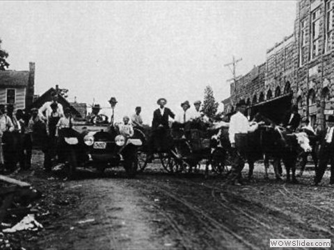 Old transportation and new transporation on the square. 